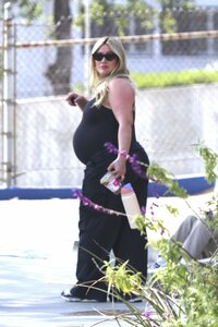 hilary-duff-out-in-los-angeles-04-22-2024-0.jpg