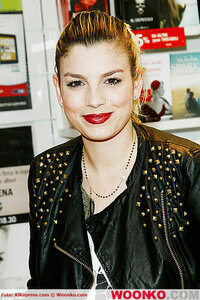 emma-marrone-schiena-libreria-mondadori-milano-2013-2.jpg