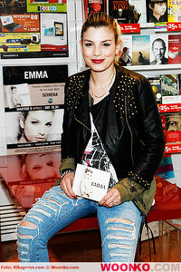 emma-marrone-schiena-libreria-mondadori-milano-2013-3.jpg