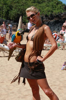 Paris+Hilton+Poses+With+Parrot+OOg07--XUhdl.jpg
