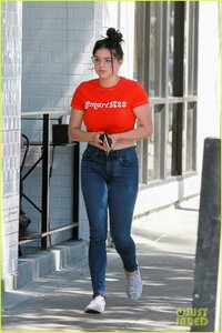 ariel-winter-sends-a-message-with-her-shirt-05.jpg