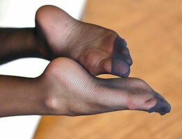 111c30c1bed59a842cb7079a2bf05d96--feet-nails-sexy-feet.jpg