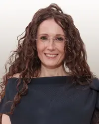 Daniela Ranieri professoressa politica giornalista mora riccia milf glasses.webp