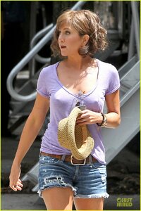 jennifer-aniston-adoring-fans-on-squirrels-to-the-nuts-set-27.jpg