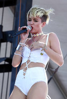 Miley-Cyrus-at-2013-iHeartRadio-18.jpg