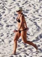 51430_Britney_Spears_-_Bikini_candids_from_a_Carribbean_beach_051909_9416_122_428lo.jpg