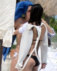 cara-delevingne-e-michelle-rodriguez-bacio.jpg