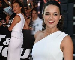 24901617_michelle-rodriguez-mostra-il-lato-alla-premiere-di-fast-and-furious-di-la-20.jpg