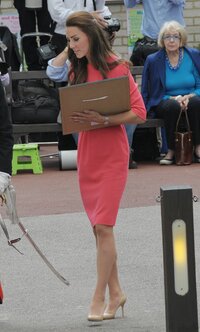 kate-middleton-visits-an-m-pact-plus-counselling-programme-in-london-july-2014_27.jpg
