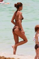 30319_Elisabetta_Canalis_in_bikini_on_beach_in_Miami_CU_ISA_050708_49_122_36lo.jpg