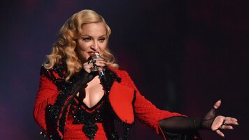 08fev2015---a-cantora-madonna-se-apresenta-durante-o-entrega-do-premio-grammy-2015-1423449172424.jpg