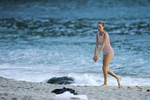 uma-thurman-a-sunset-at-do-brazil-bar-on-shell-beach-november-162015-x40-38.jpg