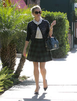 reese-witherspoon-out-amp-about-in-santa-monica-december-8-35-pics-12.jpg