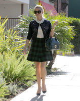 reese-witherspoon-out-amp-about-in-santa-monica-december-8-35-pics-14.jpg