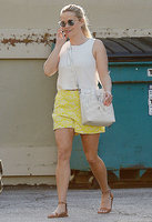 reese-witherspoon-in-yellow-shorts-out-in-brentwood-22016-1.jpg