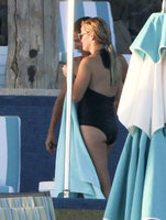 Reese-Witherspoon-in-Black-Swimsuit--01.jpg