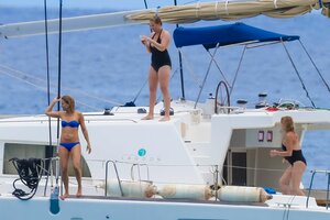 Kate-Hudson-in-Blue-Bikini-2016--03.jpg