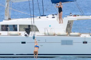 Kate-Hudson-in-Blue-Bikini-2016--06.jpg