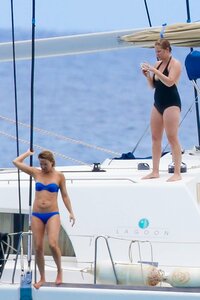 Kate-Hudson-in-Blue-Bikini-2016--16.jpg