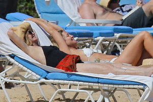 Kate-Hudson-in-White-Bikini-2016--21.jpg