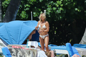 Kate-Hudson-in-White-Bikini-2016--23.jpg