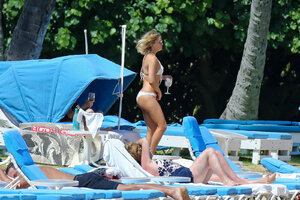 Kate-Hudson-in-White-Bikini-2016--42.jpg