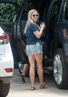 Reese-Witherspoon-in-Shorts--02.jpg