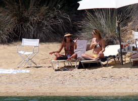 kate-hudson-bikini-candids-in-skiathos-island-july-24-32-pics-29.jpg