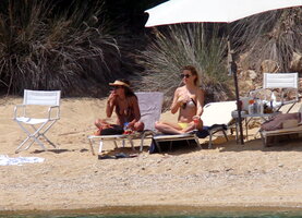 kate-hudson-bikini-candids-in-skiathos-island-july-24-32-pics-31.jpg