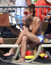 Lourdes-Leon-bikini-photos--in-France--02.jpg