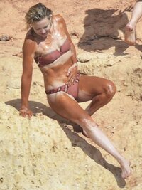 Kate-Hudson-in-Bikini-2016--04.jpg