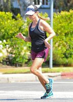 reese-witherspoon-out-jogging-in-los-angeles-08-21-2016_13.jpg