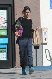 Elisabetta-Canalis--Shopping-at-Petco--07.jpg