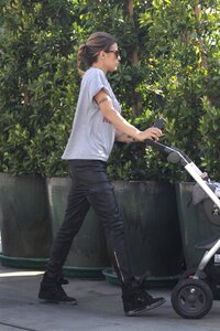 elisabetta_canalis_out_for_lunch006.jpg