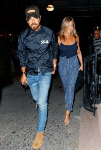 Jennifer-Aniston-at-Blue-Hill-Restaurant--04.jpg