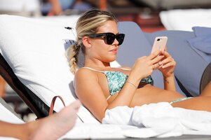 58724156_hqcelebcorner-18.jpg