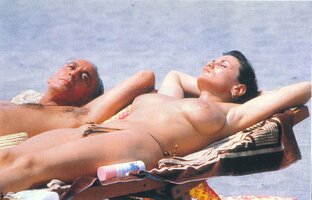 serena-grandi-topless-spiaggia.jpg