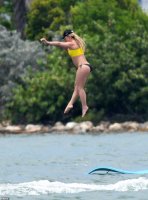 Britney-Spears--Bikini-candids-on-a-Yacht-in-Miami--05.jpg