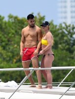 Britney-Spears--Bikini-candids-on-a-Yacht-in-Miami--09.jpg