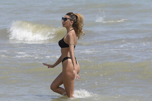 115434823_hqcelebcorner-74.jpg