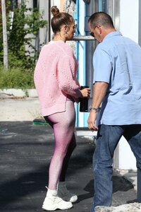 jennifer-lopez-arrives-at-a-gym-in-miami-09-25-2019-0.jpg