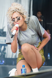 127379605_hqcelebcorner_13.jpg