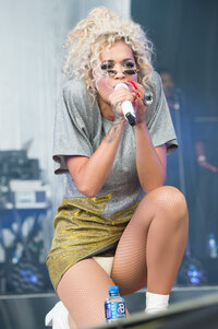127379603_hqcelebcorner_12.jpg