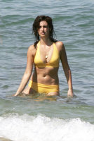 penelope cruz in bikini giallo 01.jpg
