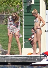 kate hudson in bikini 04.jpg