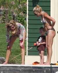 kate hudson in bikini 06.jpg