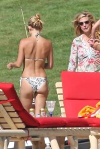 kate hudson in bikini 09.jpg