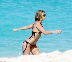 fergie in bikini rosso 18.jpg