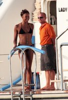 naomi campbell in bikini 03.jpg