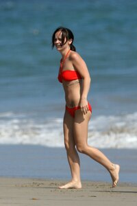 christina ricci in bikini rosso 02.jpg